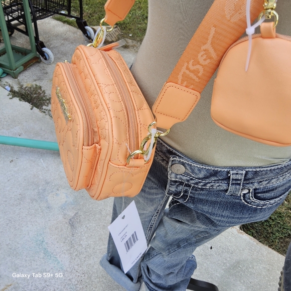 NWT ORANGE LUV BETSEY QUILTED FLOWER CROSSBODY w/POUCH - Picture 3 of 8